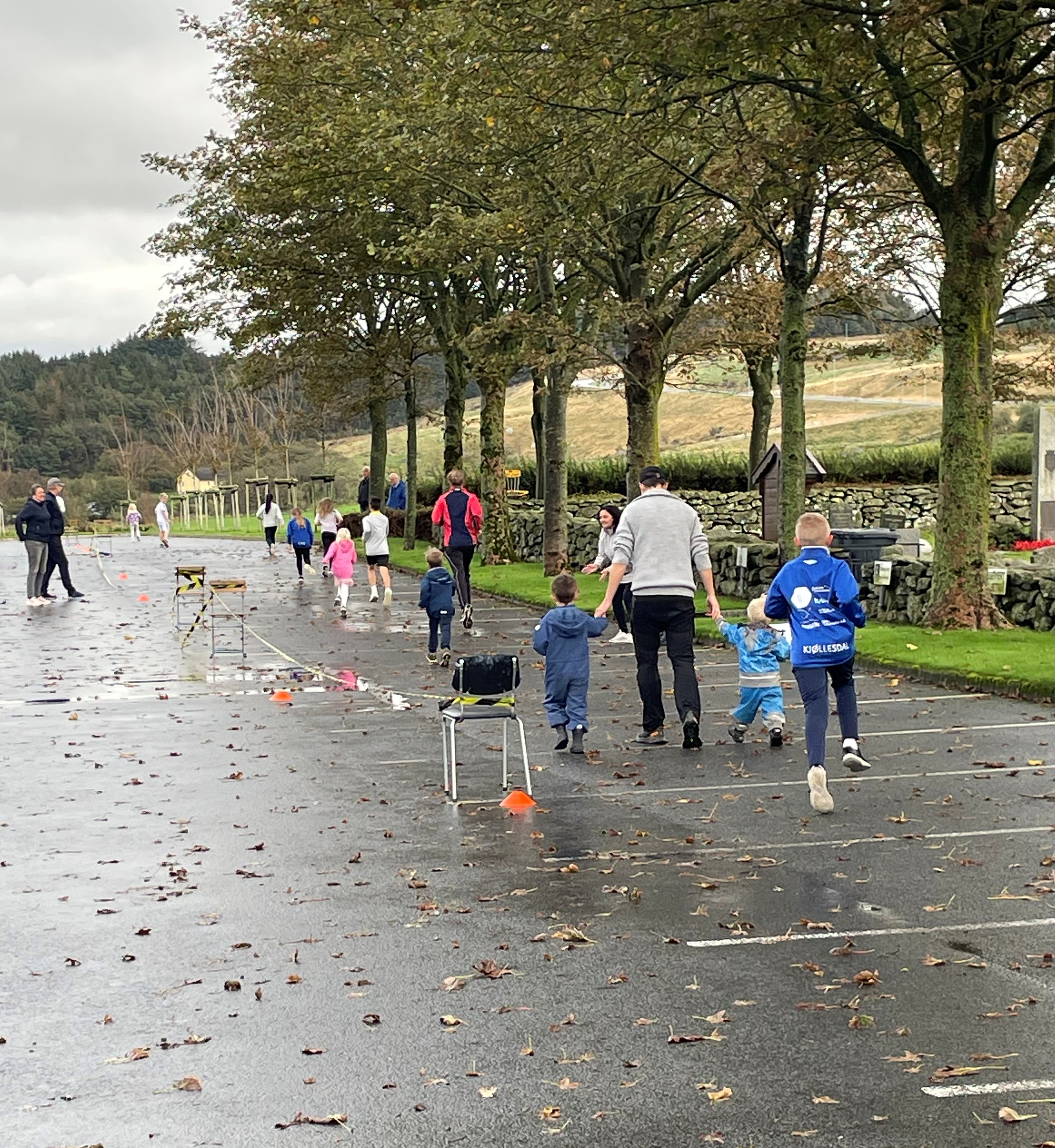 To barn som har løpt misjonsløp